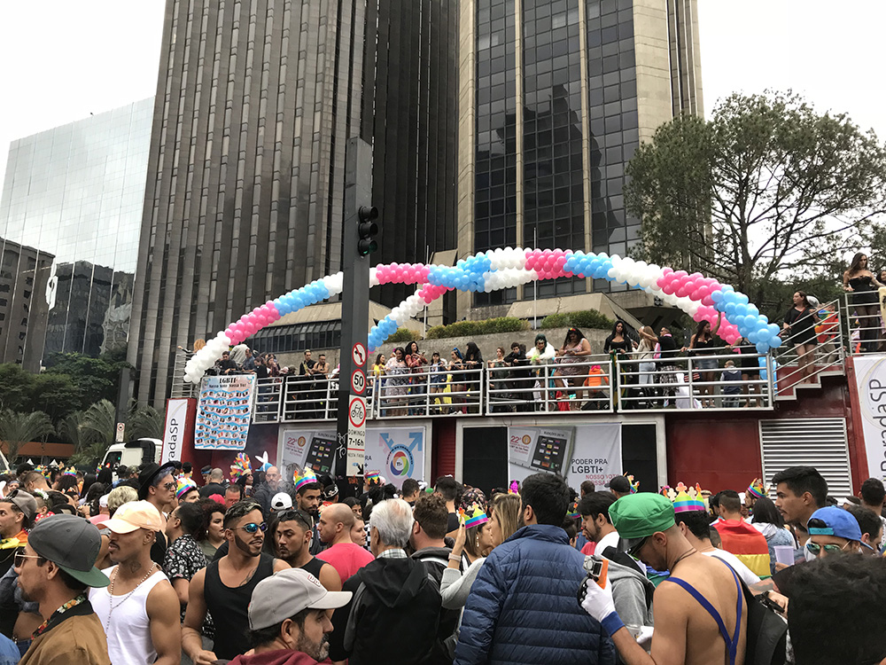 Arco de balões colorido para evento