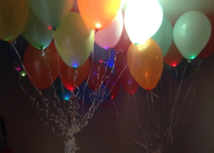 Decoração com balões led em evento noturno