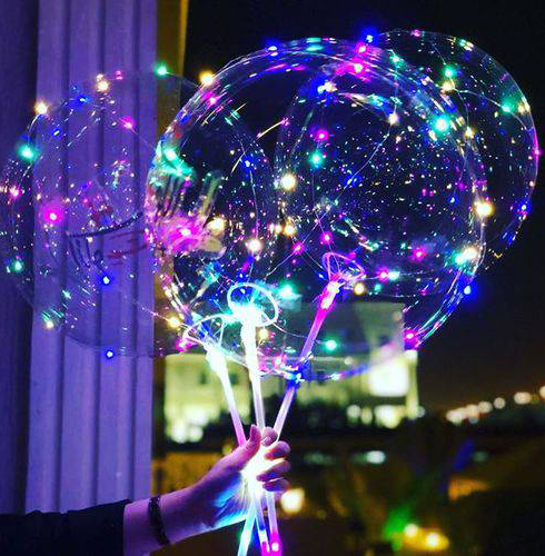 Balões com led decorando salão de evento