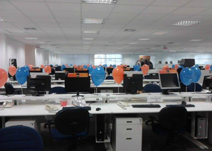 Decoração de ambiente corporativo com balões